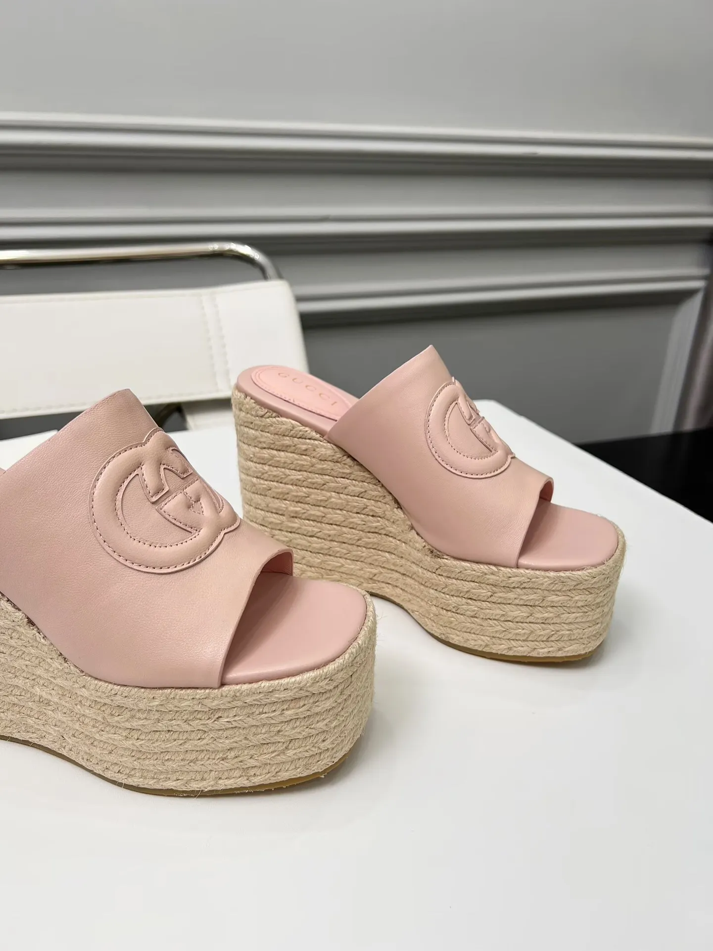 👟👟Ex-factory price 460👟👟 Gucci’s new slippers, fashionable, high-end and full of personality✅ Very stable, comfortable and durable for daily use, convenient and unique for daily matching, a must-have classic for summer, the upper is made of GUCCI brand stitching Fabric: cowhide Lining/feet: sheepskin Platform height: 11cm Color: black, white, brown, burgundy, pink Code number: 35-42 (41 and 42 need to be customized) Packaging: Comes with cloth bag and card.